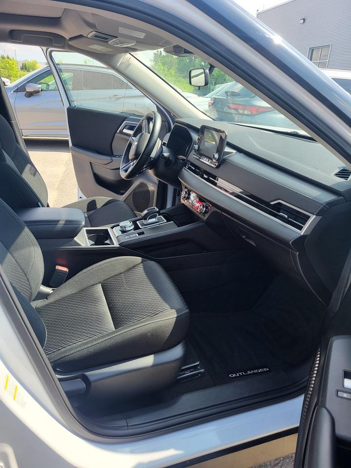 2024 Mitsubishi Outlander SE Photo