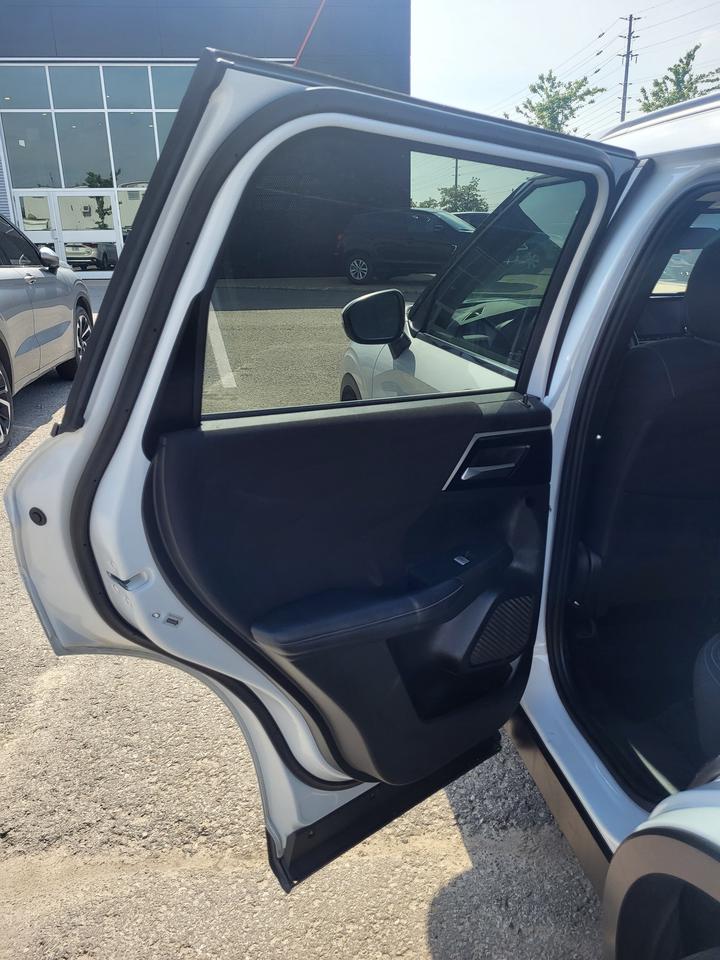 2024 Mitsubishi Outlander SE Photo