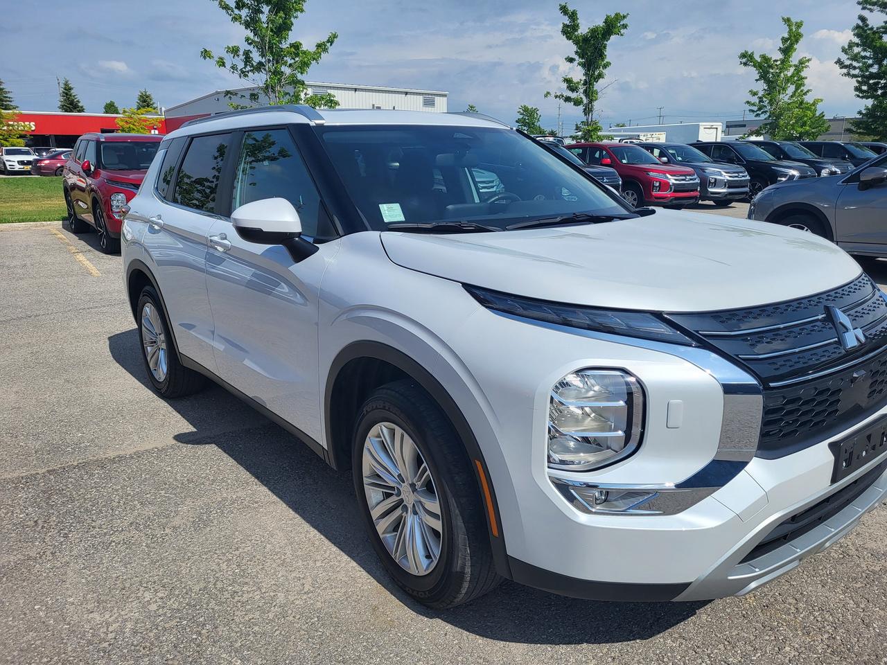 2024 Mitsubishi Outlander SE Photo