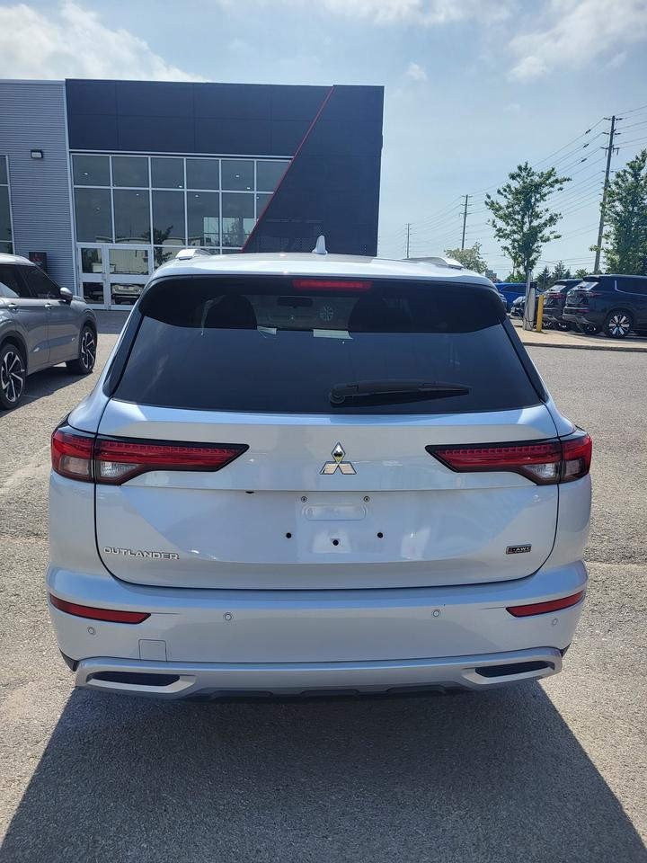 2024 Mitsubishi Outlander SE Photo