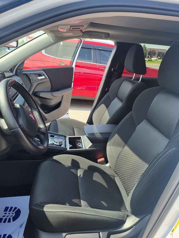 2024 Mitsubishi Outlander SE Photo