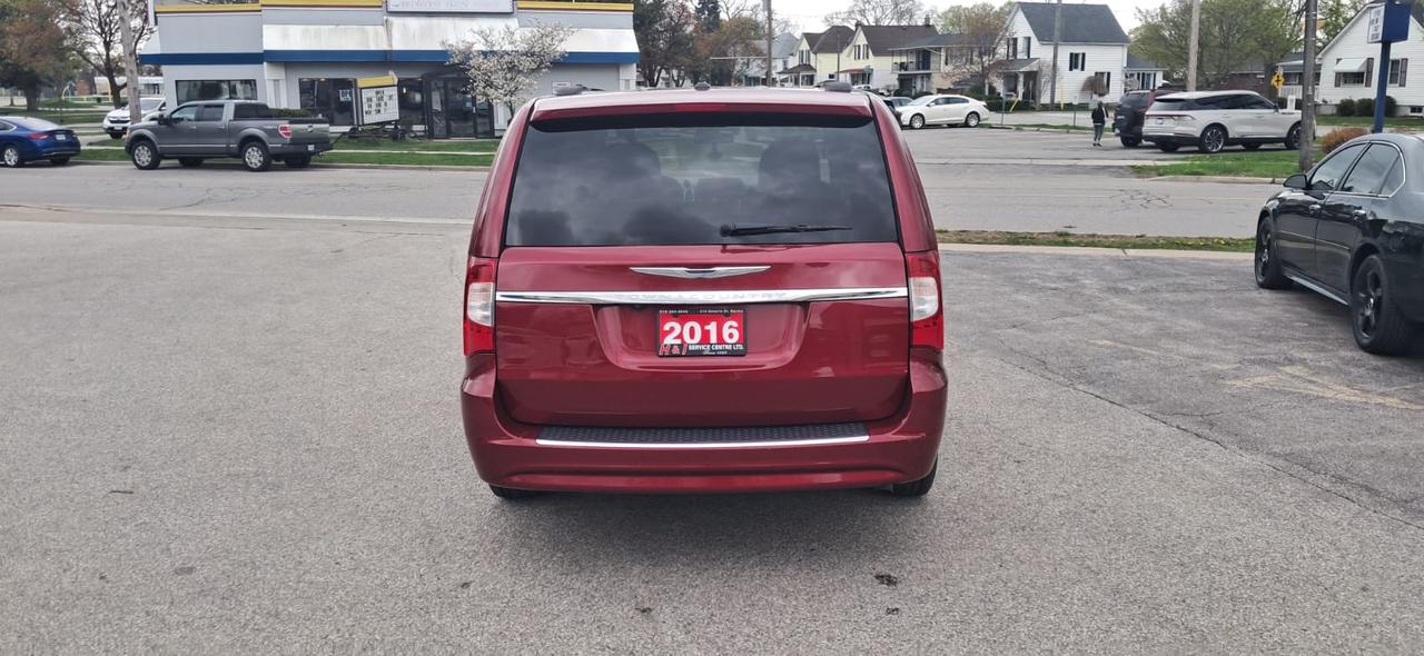 2016 Chrysler Town & Country TOURING Photo