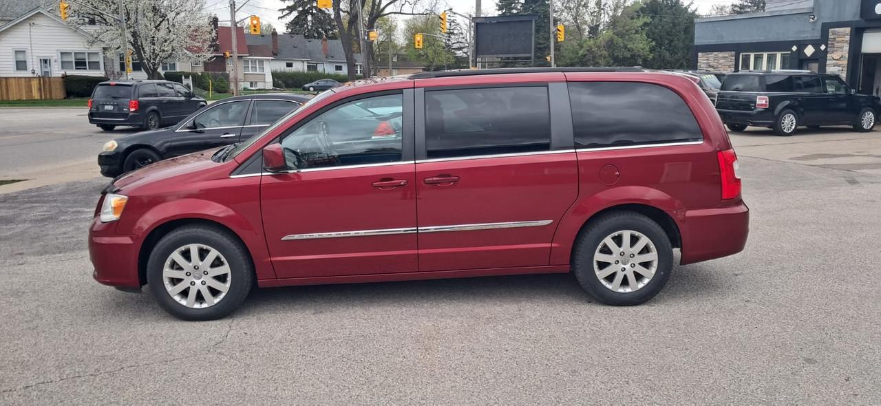 2016 Chrysler Town & Country TOURING Photo2