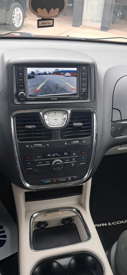 2016 Chrysler Town & Country TOURING Photo