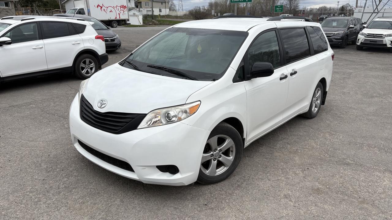 2016 Toyota Sienna LE - Photo #1