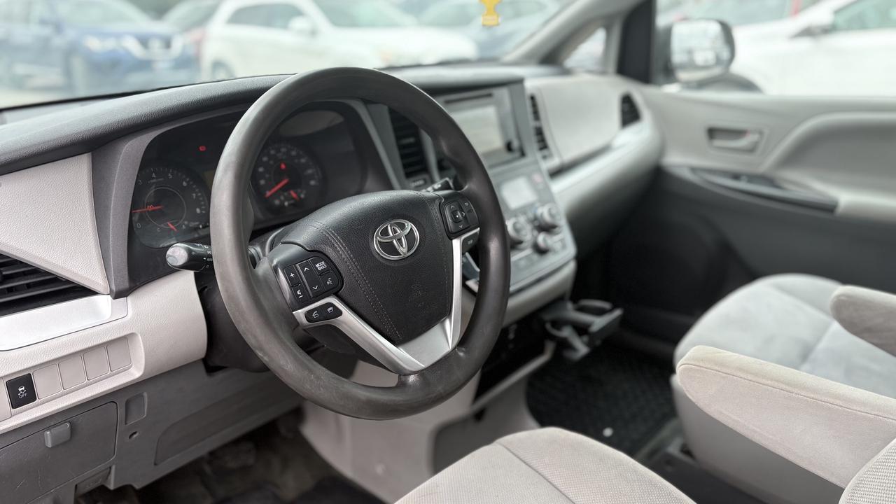 2016 Toyota Sienna LE Photo
