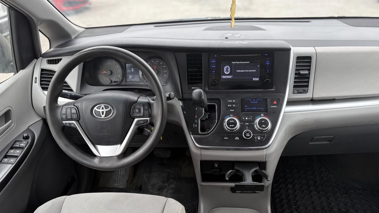 2016 Toyota Sienna LE Photo