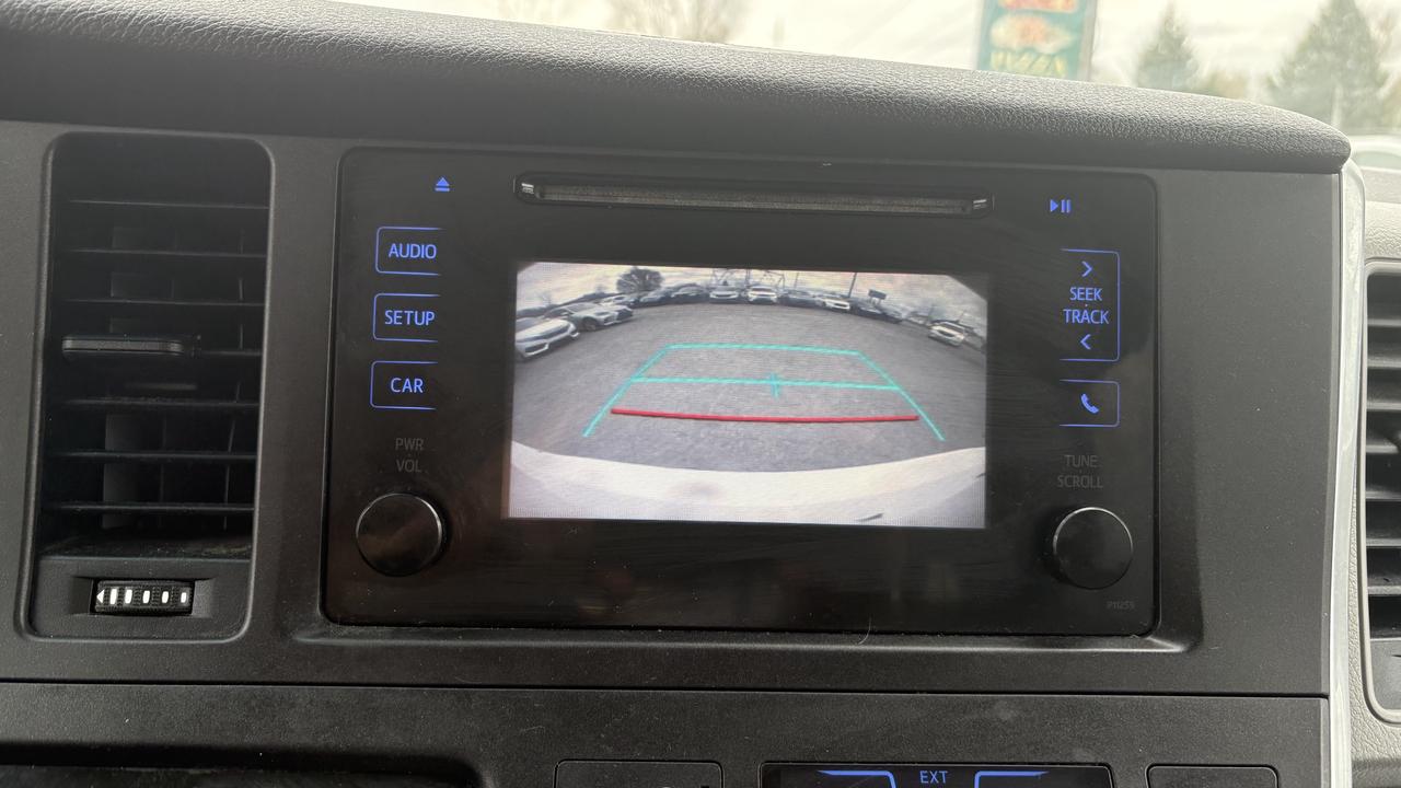 2016 Toyota Sienna LE Photo