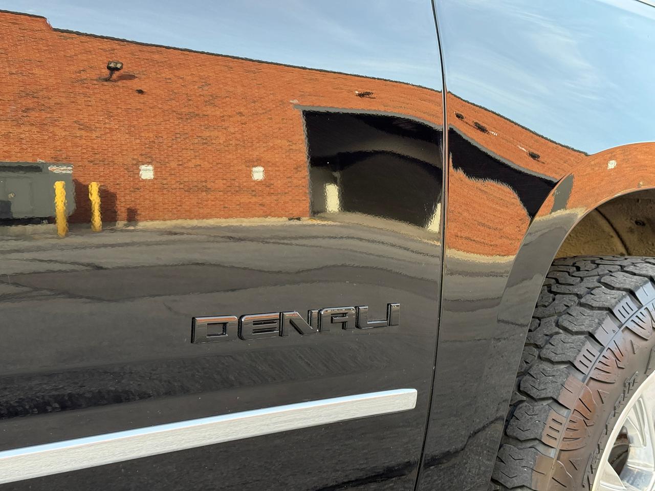 2019 GMC Yukon Denali 4WD Photo4