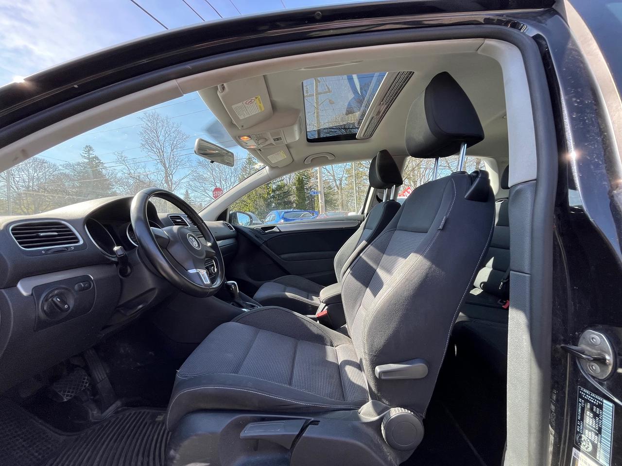 2011 Volkswagen Golf TRENDLINE Photo