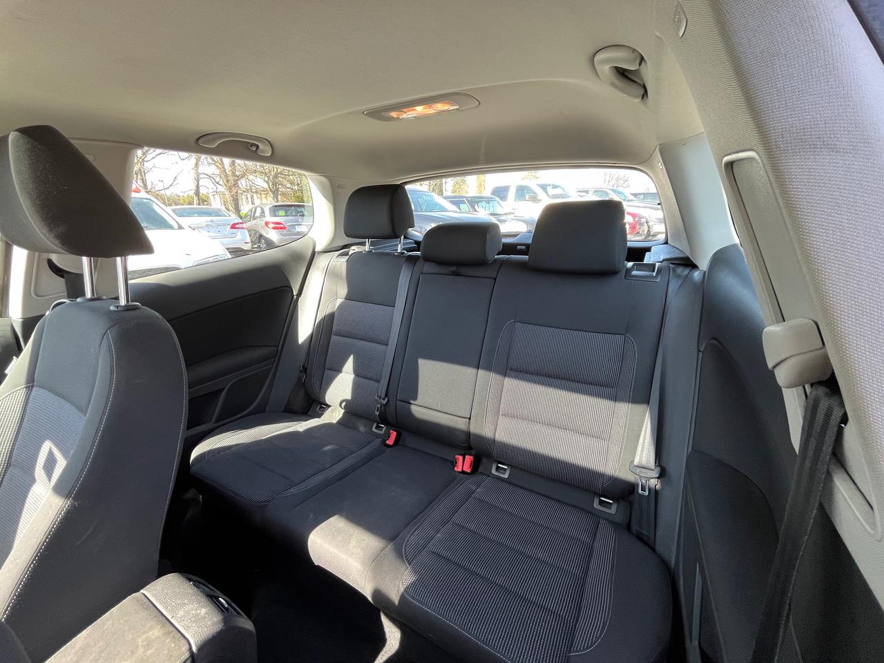 2011 Volkswagen Golf TRENDLINE Photo