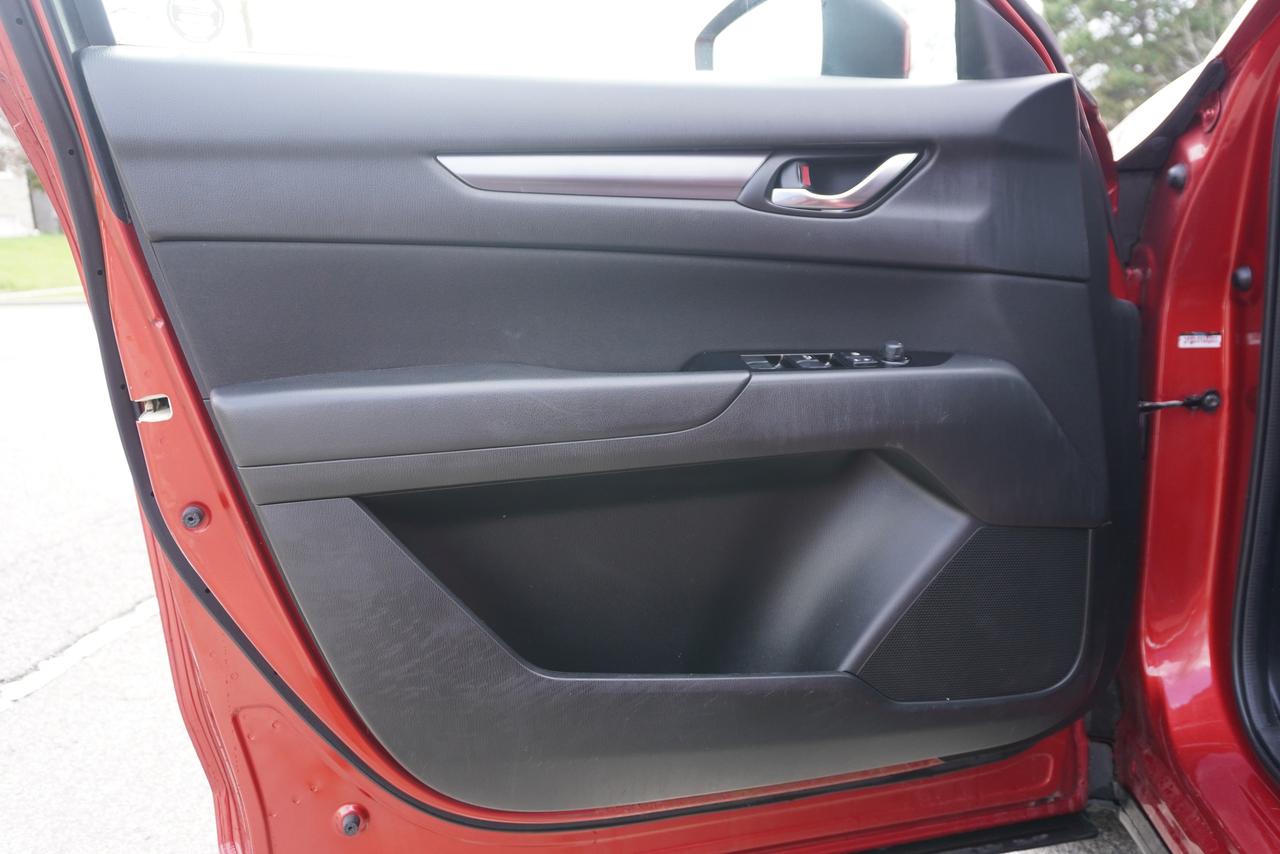 2017 Mazda CX-5 RARE / 6 SPD MANUAL / NO ACCIDENTS / STUNNING SUV Photo