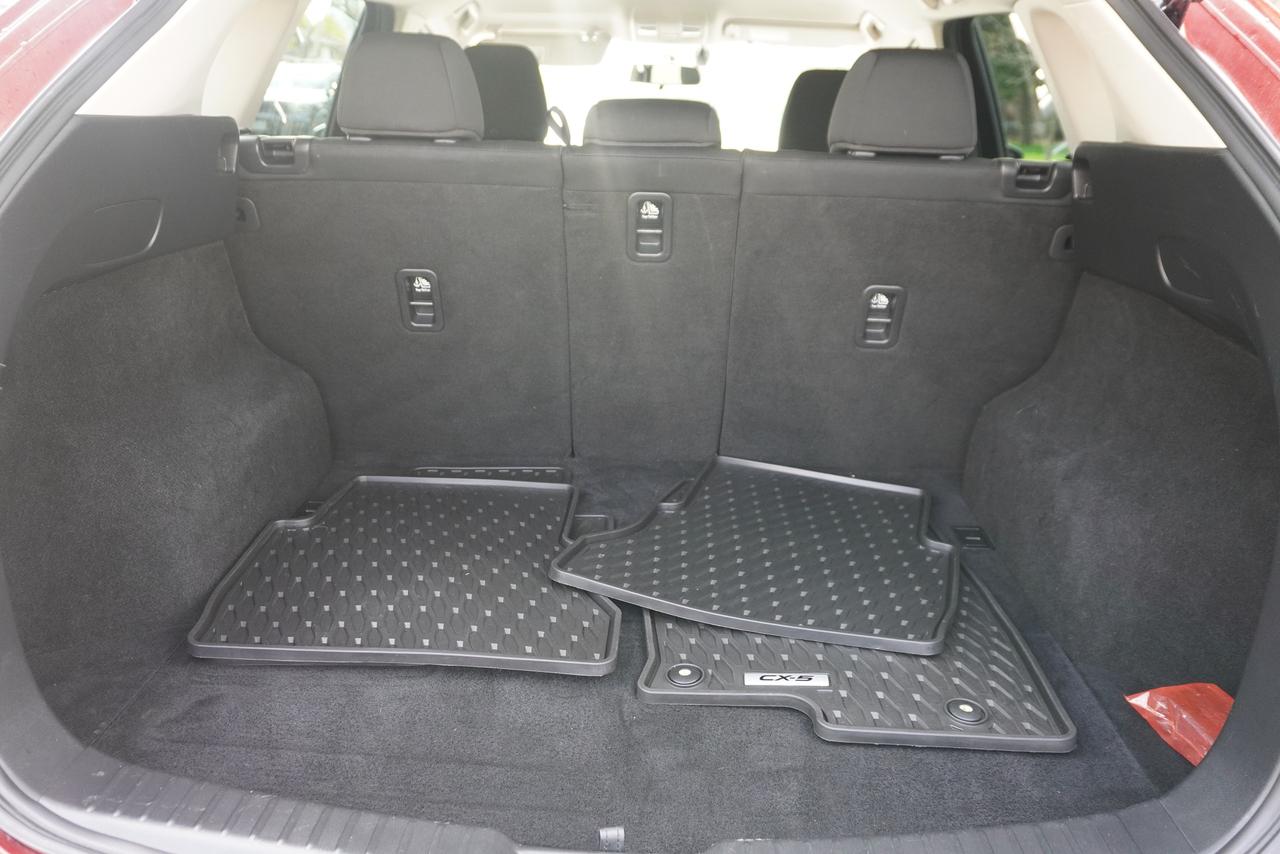 2017 Mazda CX-5 RARE / 6 SPD MANUAL / NO ACCIDENTS / STUNNING SUV Photo