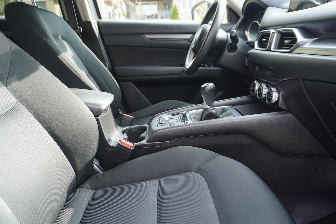 2017 Mazda CX-5 RARE / 6 SPD MANUAL / NO ACCIDENTS / STUNNING SUV Photo