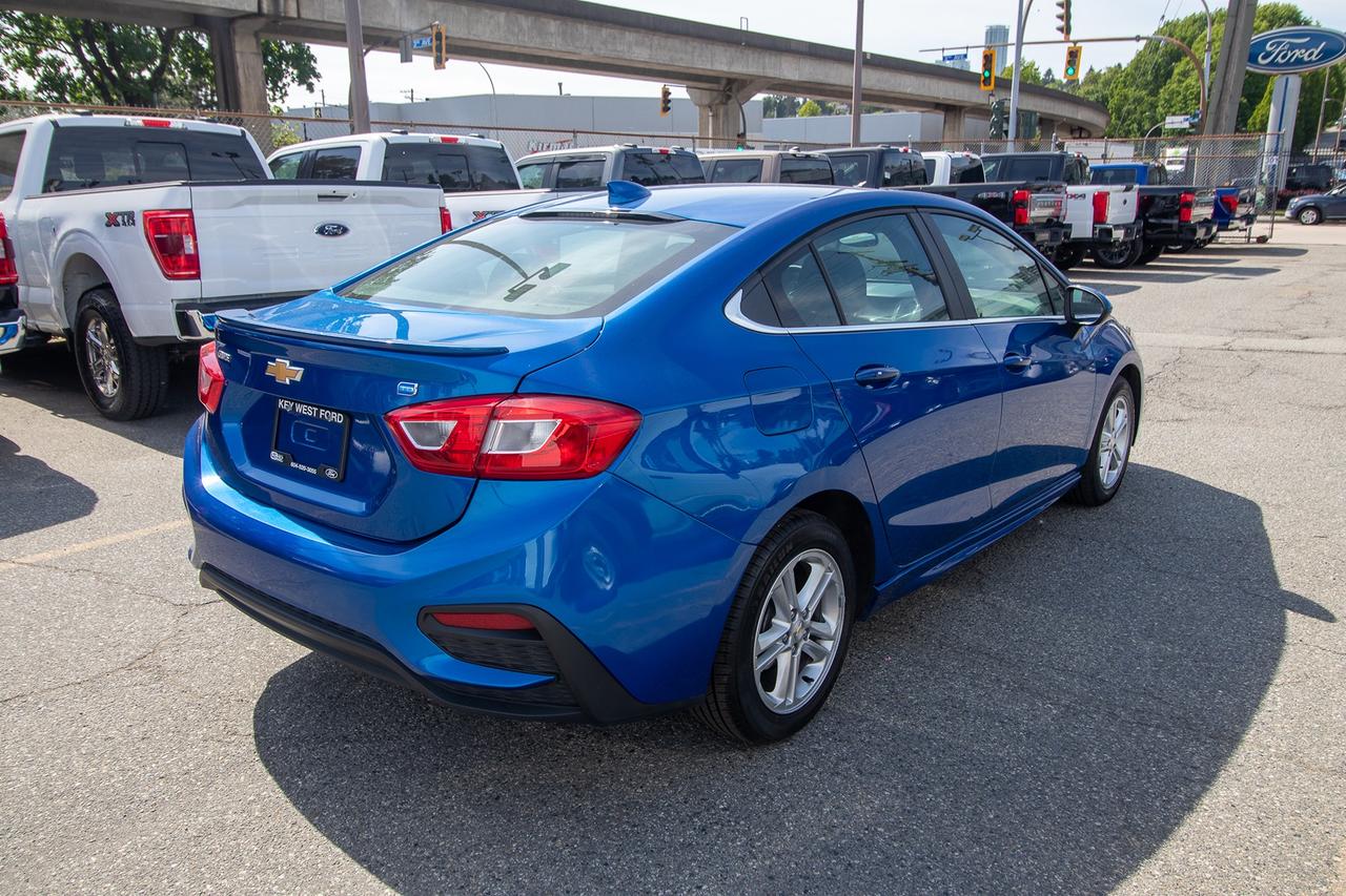 2017 Chevrolet Cruze LT Photo4