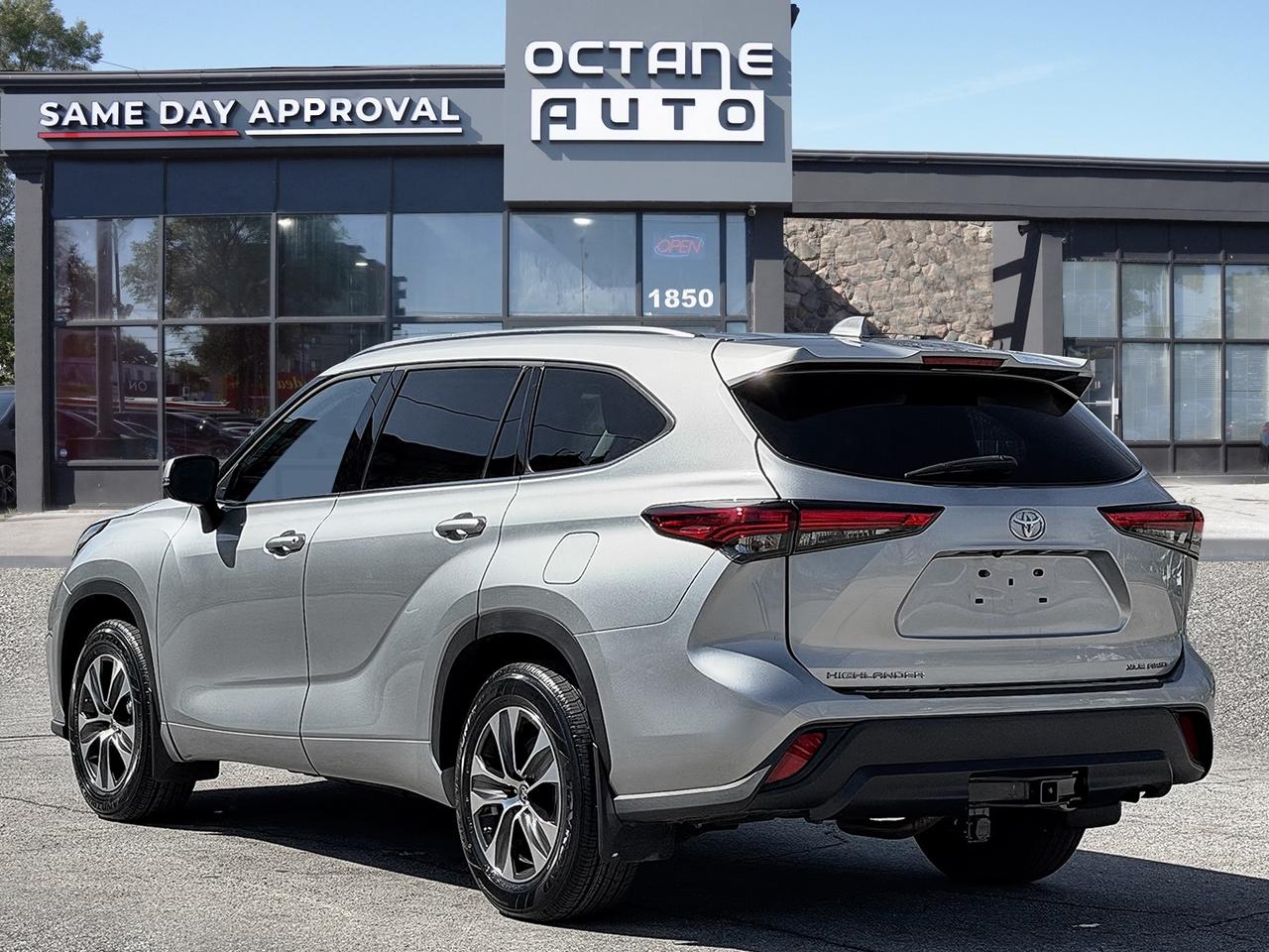 2021 Toyota Highlander XLE AWD Photo3