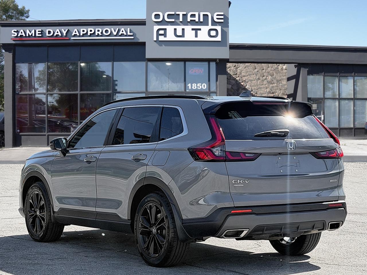 2023 Honda CR-V Hybrid Touring AWD Photo3