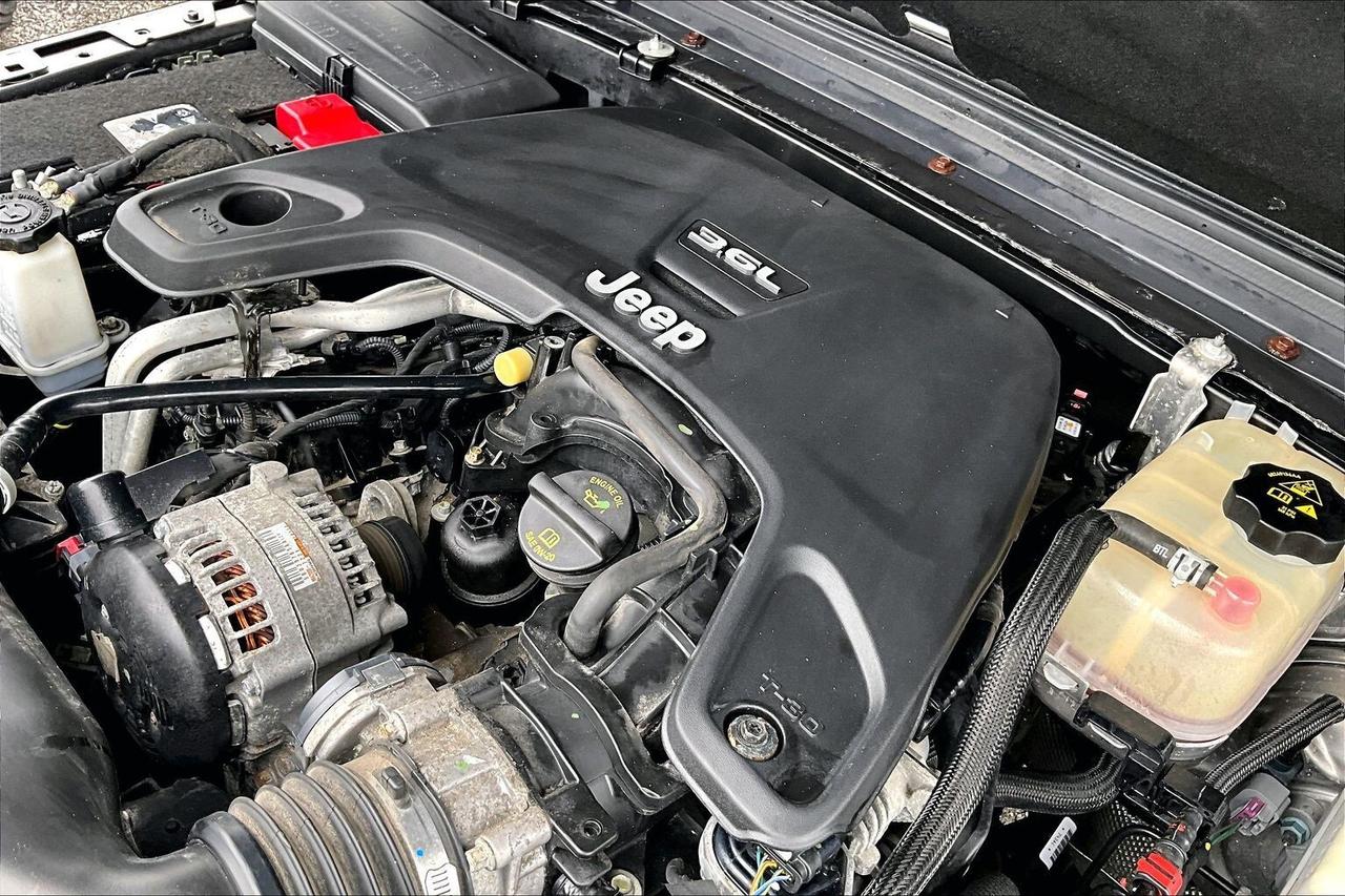 2019 Jeep Wrangler Unlimited Sahara V6 | 6Spd Manual | Alpine NAV | 4X4 Photo
