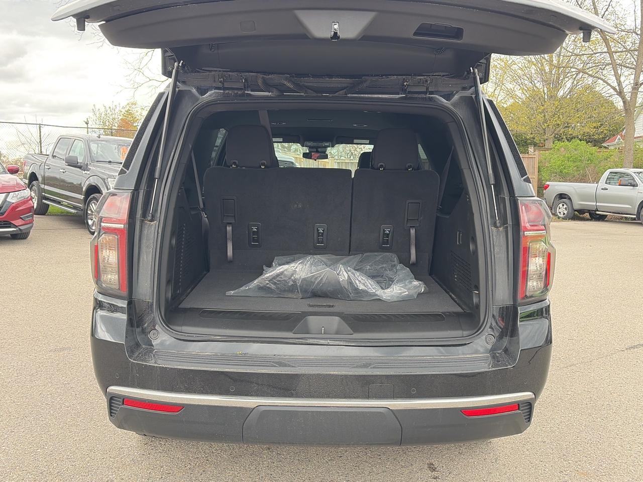 2023 Chevrolet Suburban LS, CLEAN CARFAX, DIESEL, 8 PASS, REMOTE START! - Photo #6