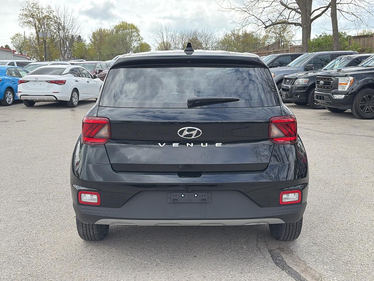 2022 Hyundai Venue ESSENTIAL, CLEAN CARFAX, HEATED SEATS! Photo