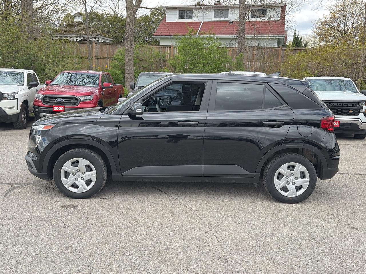 2022 Hyundai Venue ESSENTIAL, CLEAN CARFAX, HEATED SEATS! - Photo #3