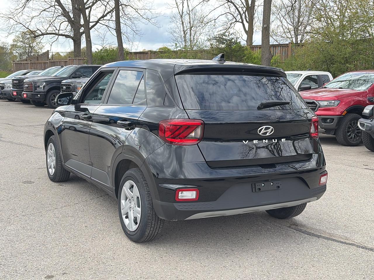 2022 Hyundai Venue ESSENTIAL, CLEAN CARFAX, HEATED SEATS! - Photo #4