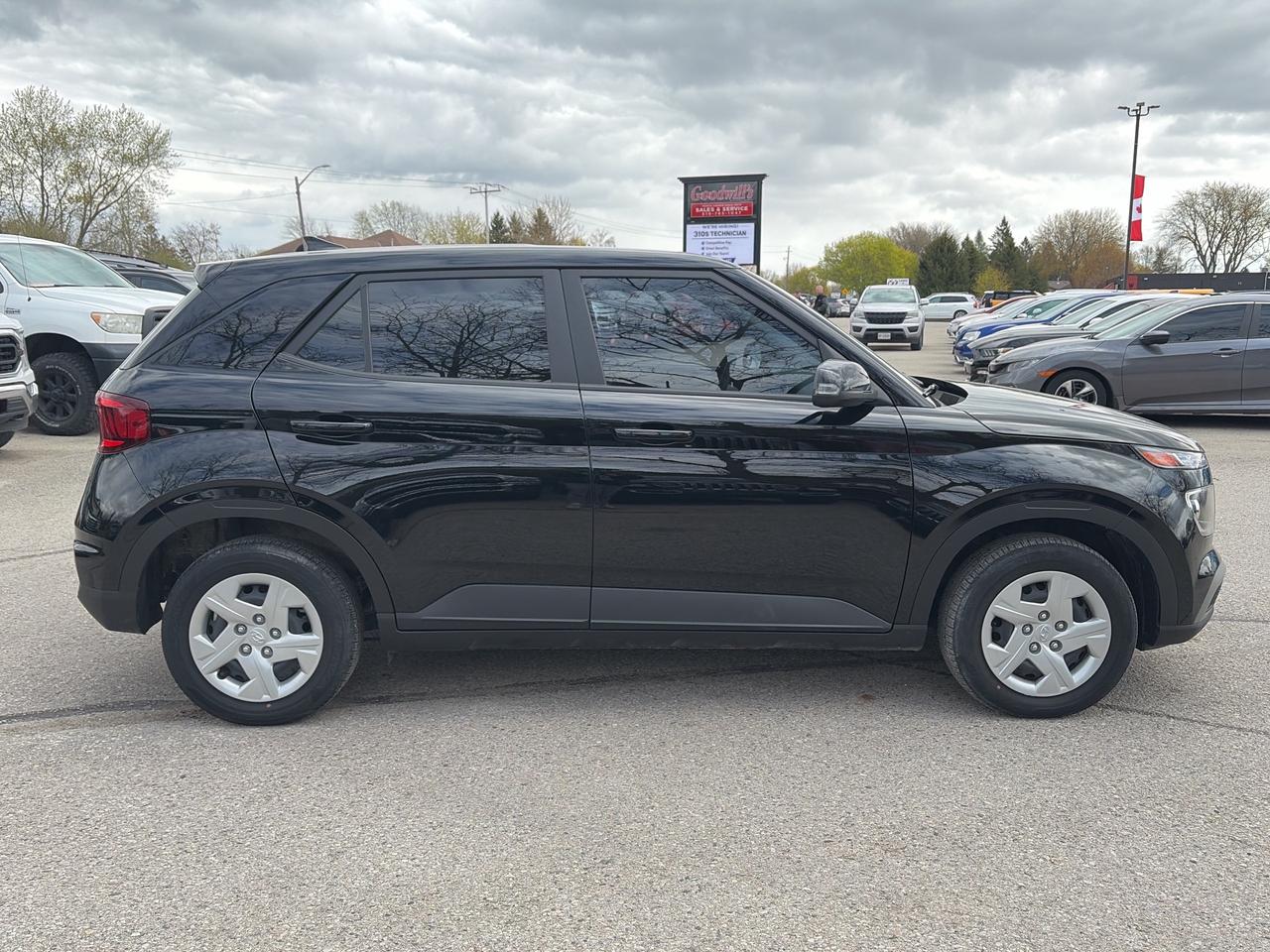 2022 Hyundai Venue ESSENTIAL, CLEAN CARFAX, HEATED SEATS! Photo