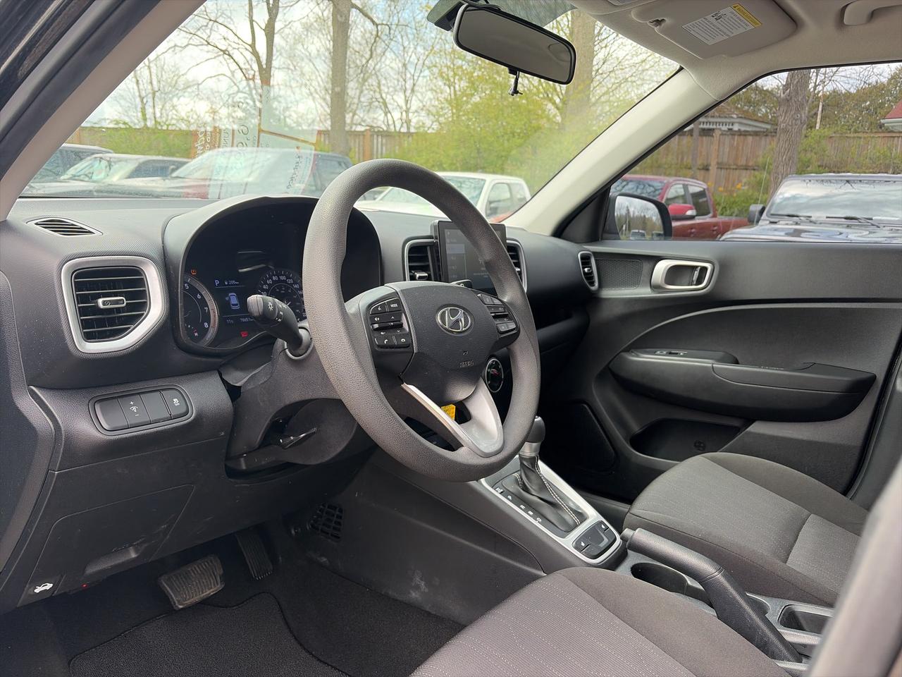 2022 Hyundai Venue ESSENTIAL, CLEAN CARFAX, HEATED SEATS! Photo