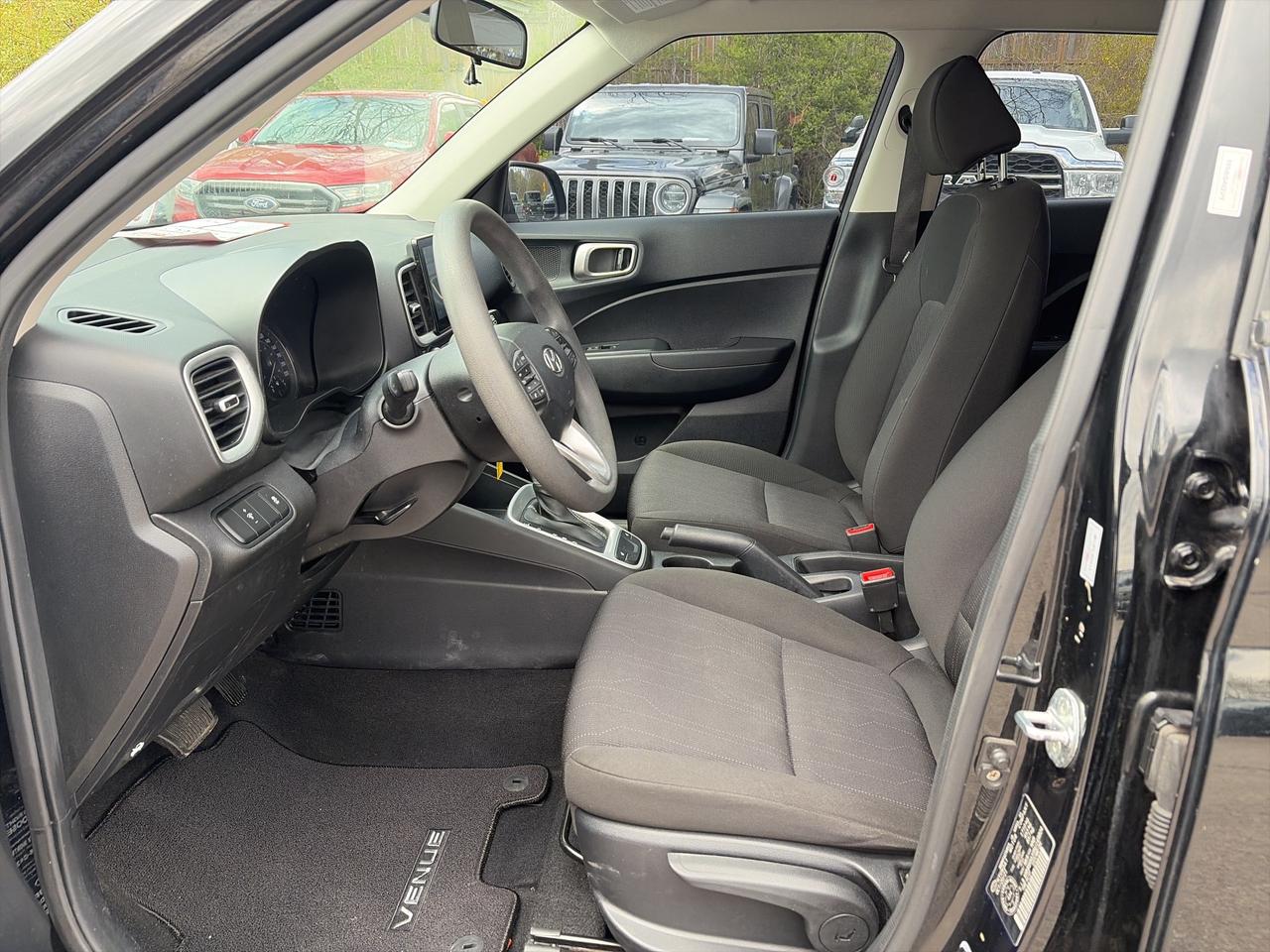 2022 Hyundai Venue ESSENTIAL, CLEAN CARFAX, HEATED SEATS! Photo