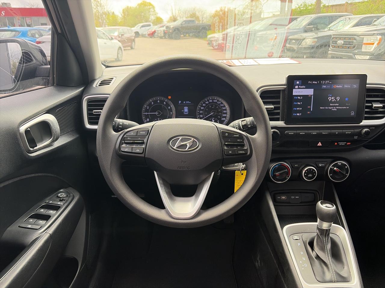 2022 Hyundai Venue ESSENTIAL, CLEAN CARFAX, HEATED SEATS! Photo