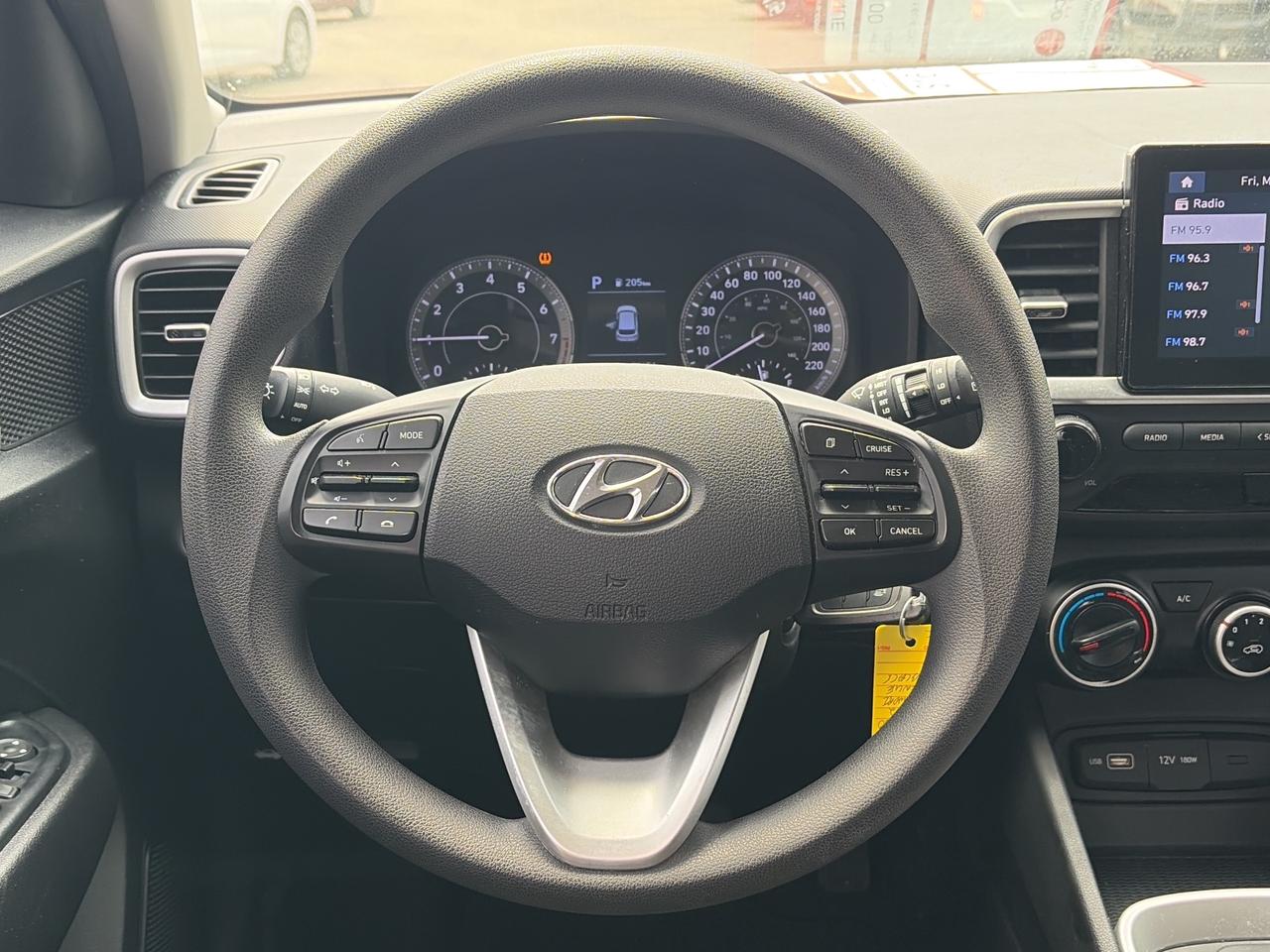 2022 Hyundai Venue ESSENTIAL, CLEAN CARFAX, HEATED SEATS! Photo
