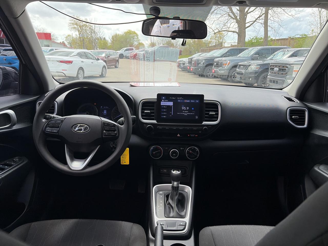 2022 Hyundai Venue ESSENTIAL, CLEAN CARFAX, HEATED SEATS! Photo