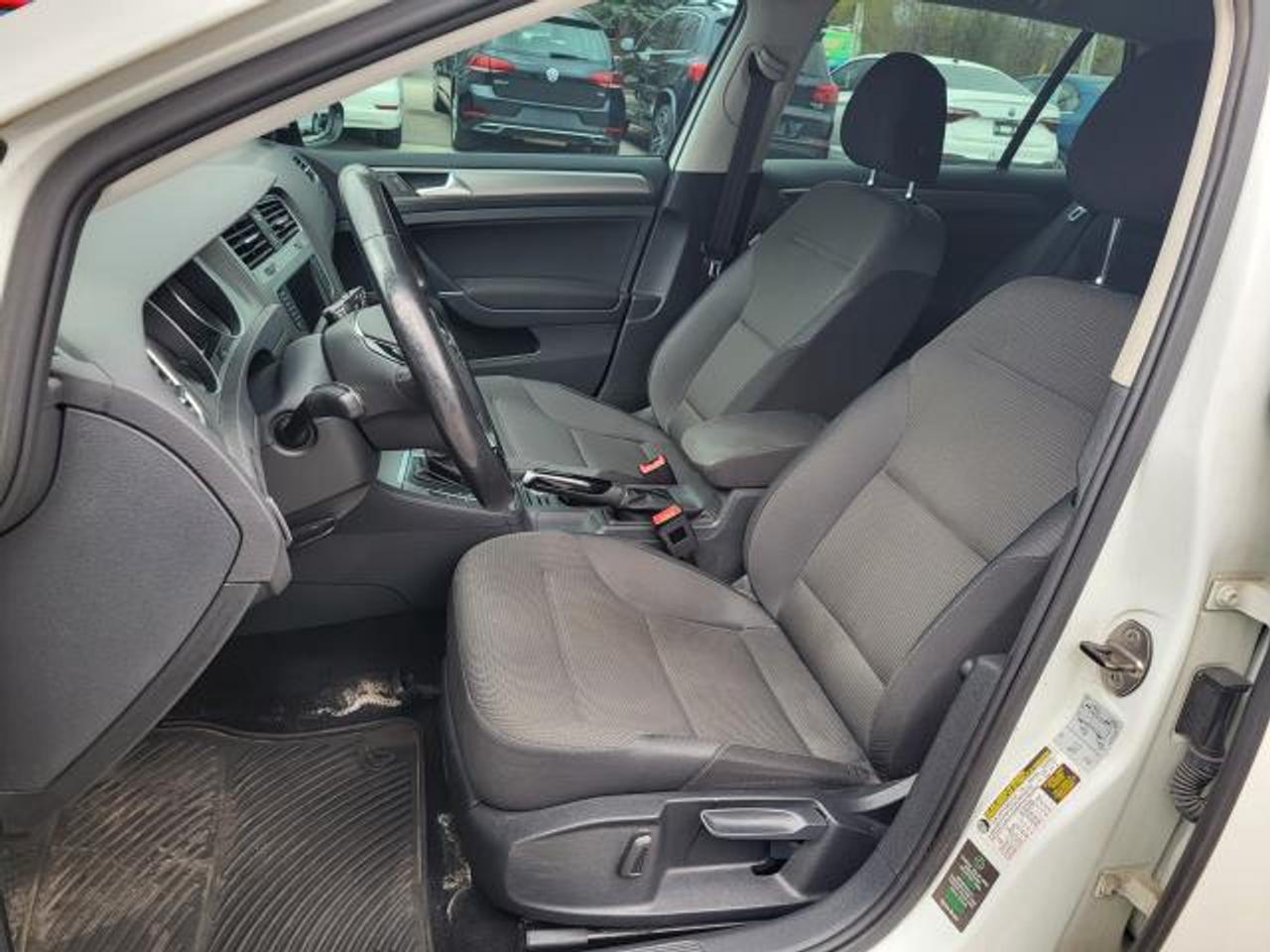 2016 Volkswagen Golf TRENDLINE Photo