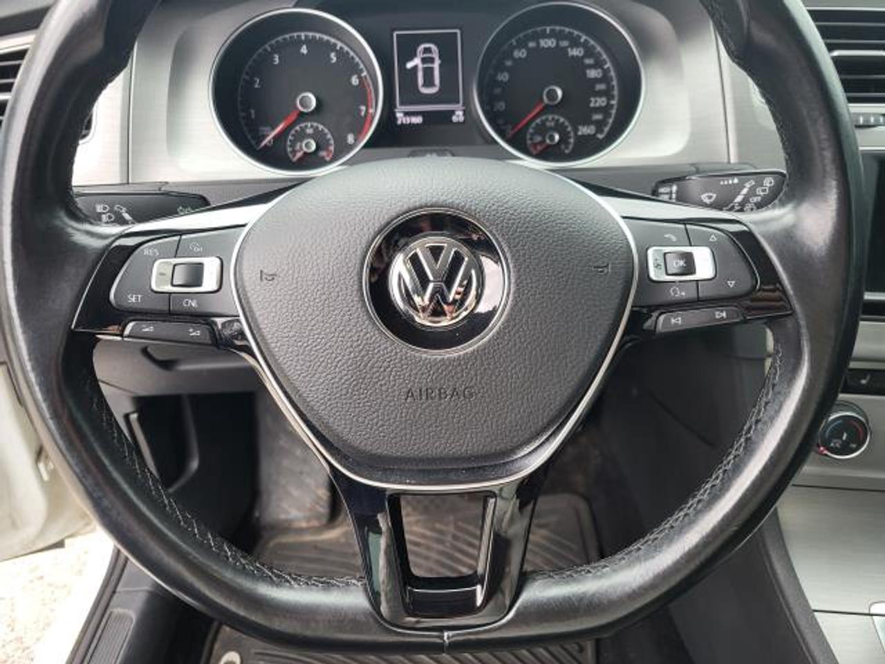 2016 Volkswagen Golf TRENDLINE Photo