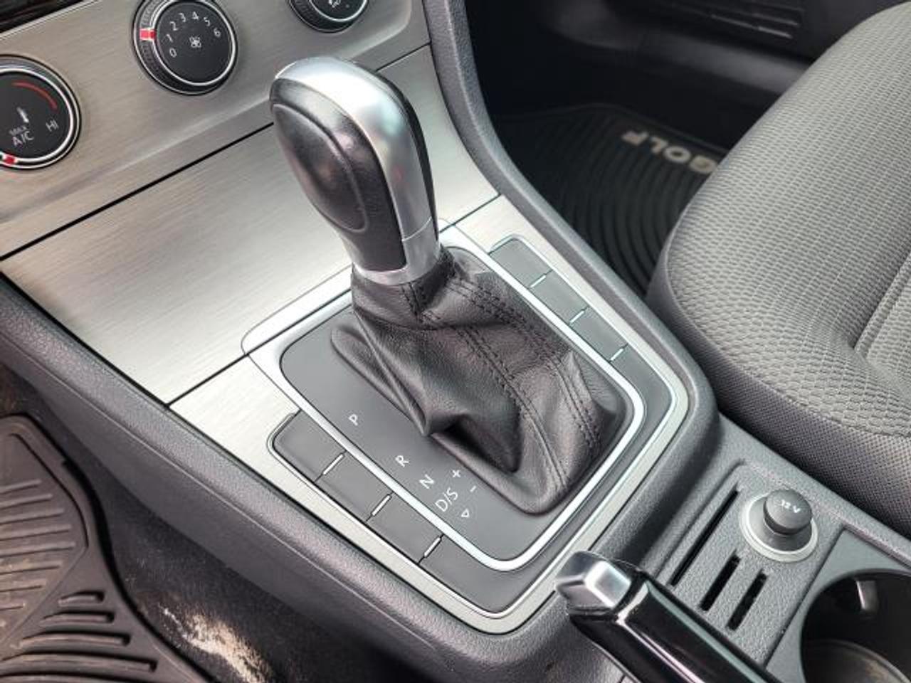 2016 Volkswagen Golf TRENDLINE Photo