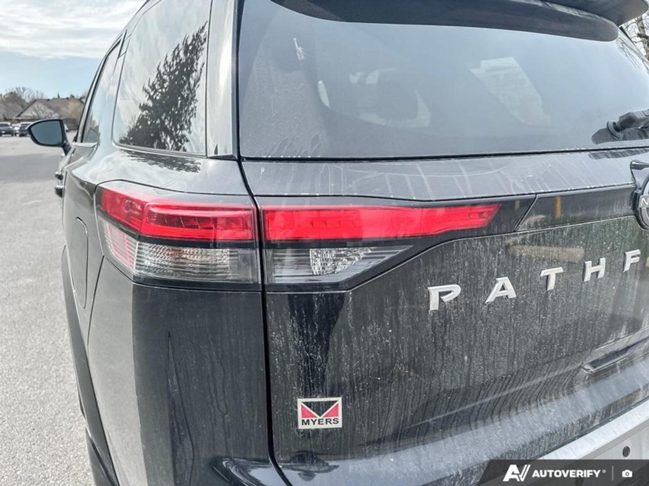 2022 Nissan Pathfinder Platinum  PLATINUM, AWD, MOONROOF Photo