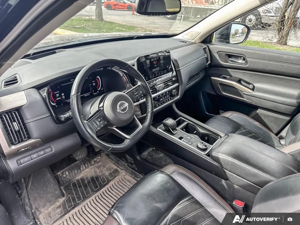2022 Nissan Pathfinder Platinum  PLATINUM, AWD, MOONROOF Photo