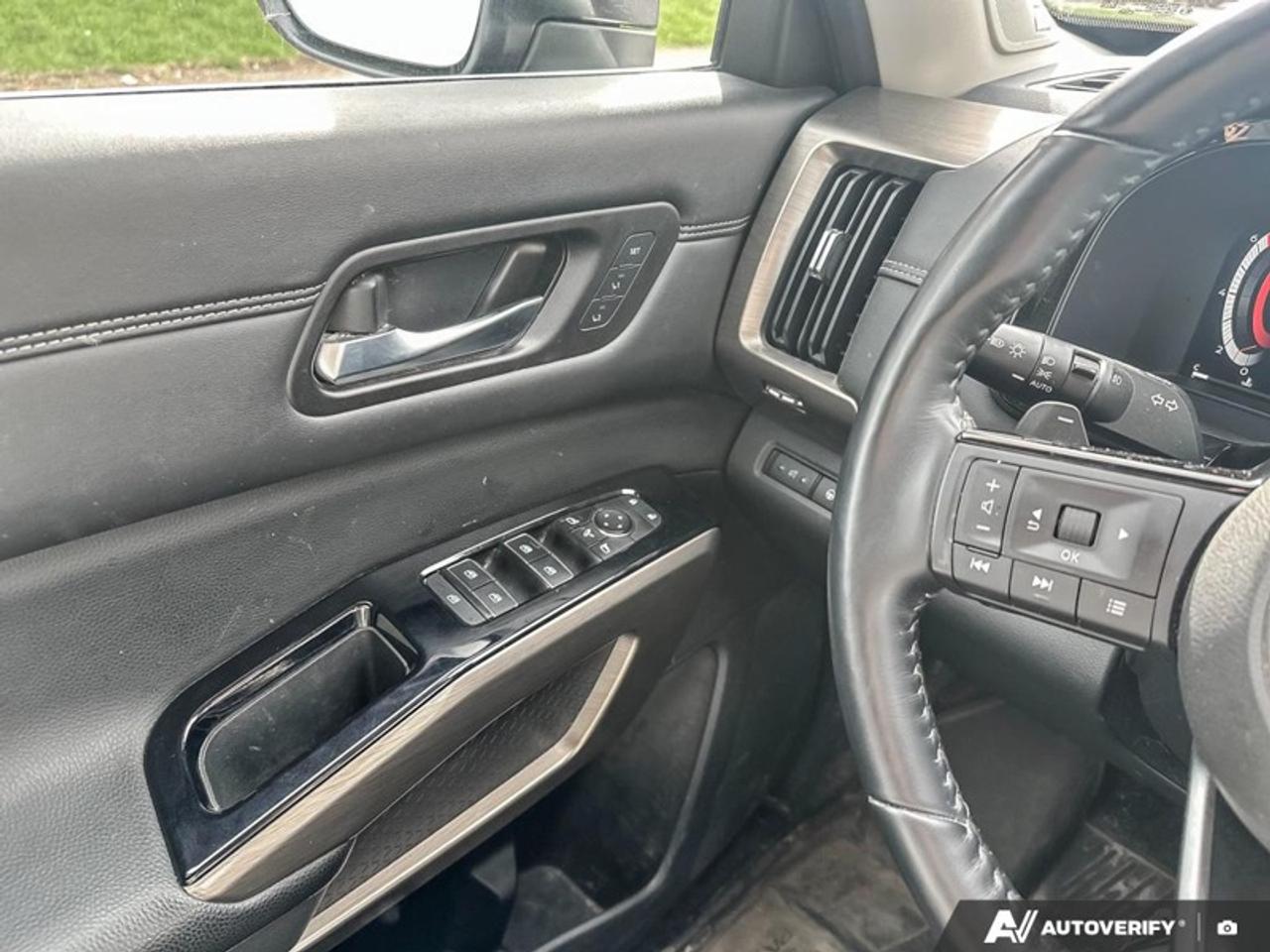 2022 Nissan Pathfinder Platinum  PLATINUM, AWD, MOONROOF Photo