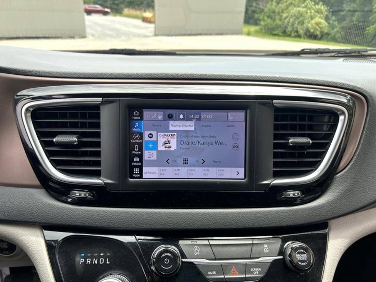 2024 Dodge Grand Caravan SXT 2WD | Heated Steering Wheel Photo