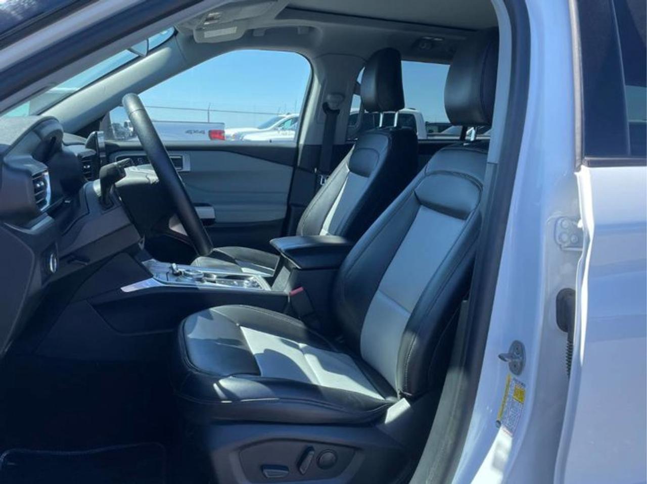 2024 Ford Explorer XLT AWD | Sport Appearance | Pano Roof | Leather | Captain Seats | Heated Seats + Steering and More! Photo2