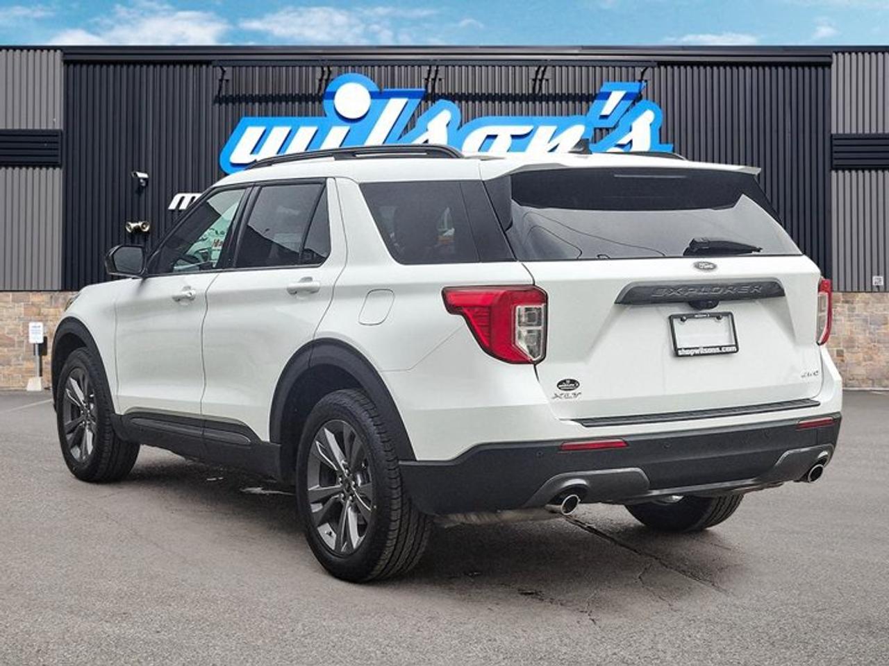 2024 Ford Explorer XLT AWD | Sport Appearance | Pano Roof | Leather | Captain Seats | Heated Seats + Steering and More! Photo2