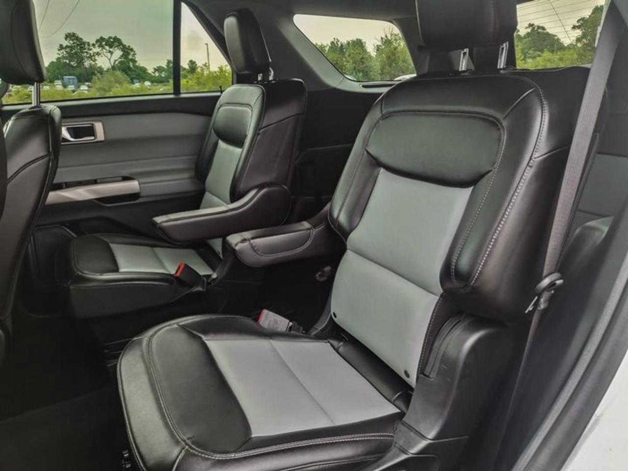 2024 Ford Explorer XLT AWD | Sport Appearance | Pano Roof | Leather | Captain Seats | Heated Seats + Steering and More! Photo