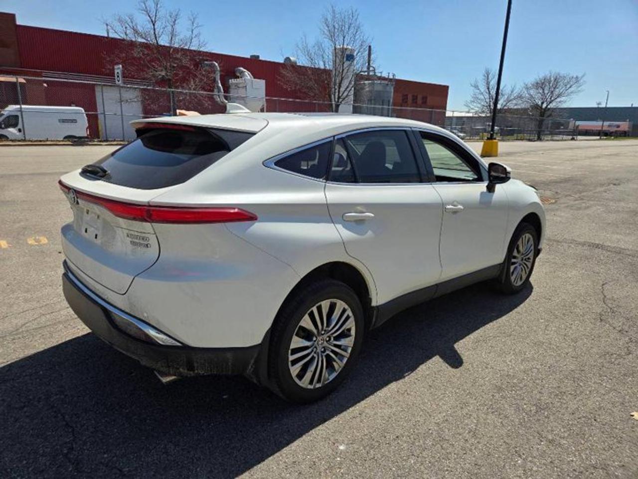 2022 Toyota Venza Limited AWD | Leather | Pano Roof | Heated + Ventilated Seats | Heated Steering | and More ! Photo3