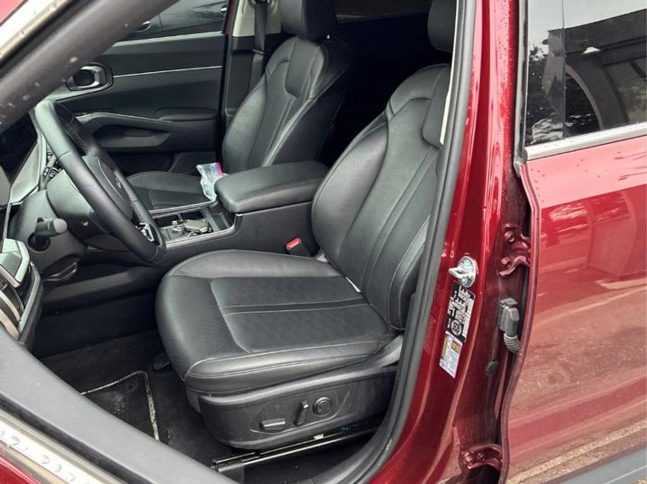 2025 Kia Sorento EX AWD | 6 Passenger | Leather | Heated Seats + Steering | Blind Spot | Lane Keep | and More ! Photo2