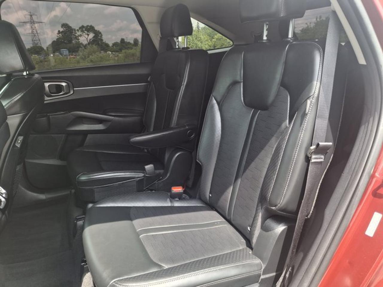 2025 Kia Sorento EX AWD | 6 Passenger | Leather | Heated Seats + Steering | Blind Spot | Lane Keep | and More ! Photo