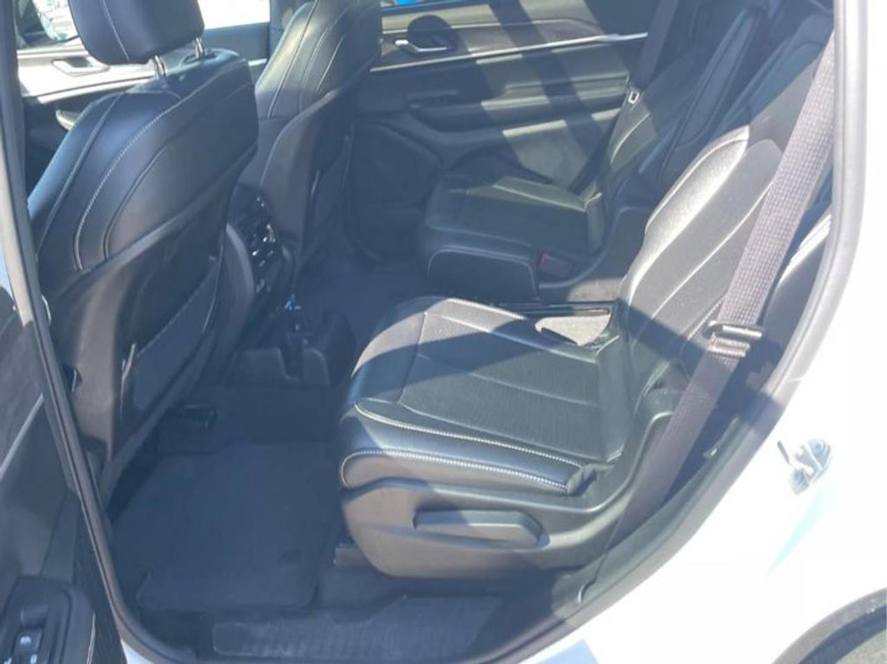 2024 Jeep Grand Cherokee L Limited 4x4 | Black Appearance | Leather | Pano Roof | Heated + Ventilated Seats | and Much More ! Photo4