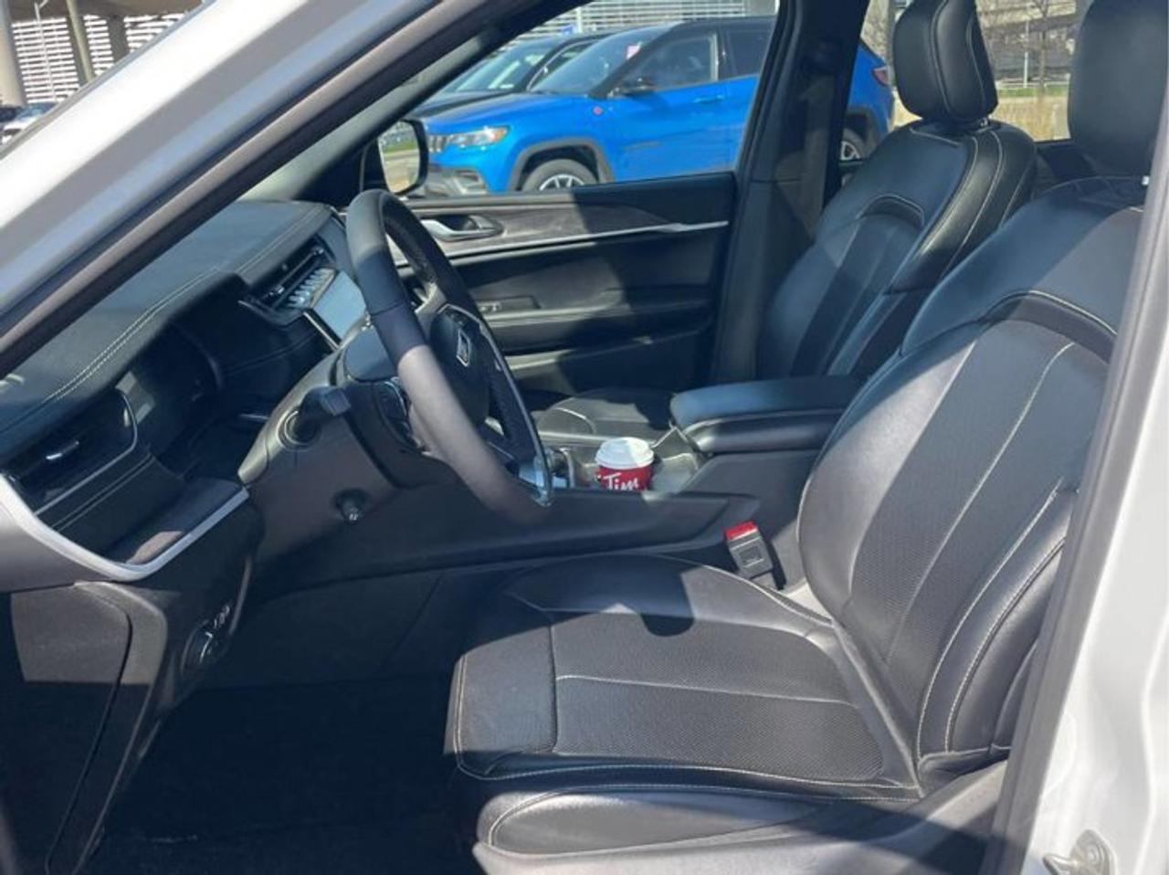 2024 Jeep Grand Cherokee L Limited 4x4 | Black Appearance | Leather | Pano Roof | Heated + Ventilated Seats | and Much More ! Photo2