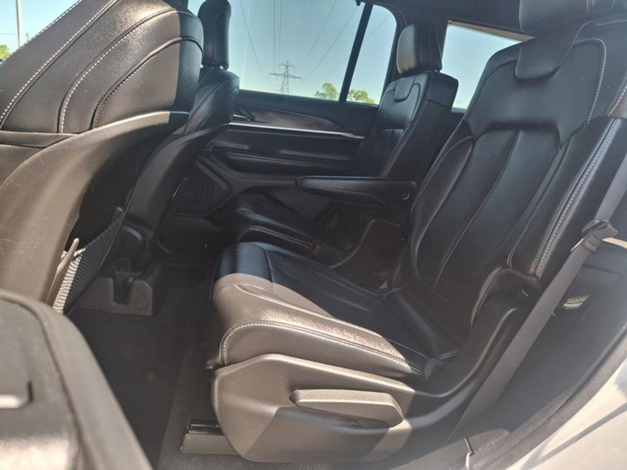 2024 Jeep Grand Cherokee L Limited | Black Appearance | Leather | Pano Roof | Heated + Ventilated Seats | and Much More ! Photo