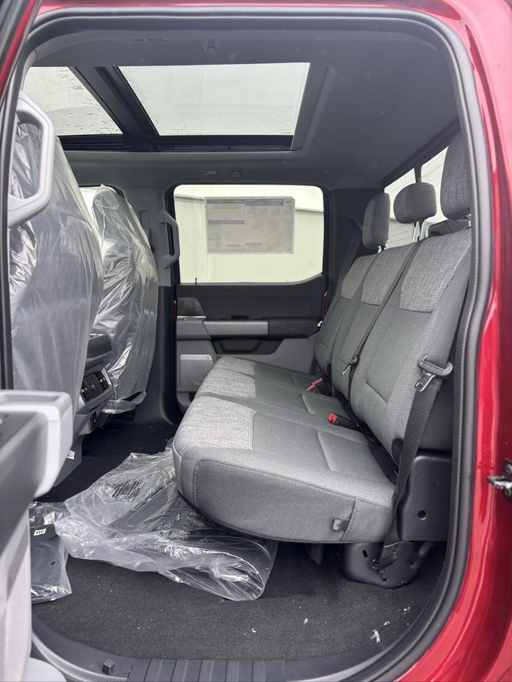 2026 Ford SuperDuty F-350® XLT Photo4