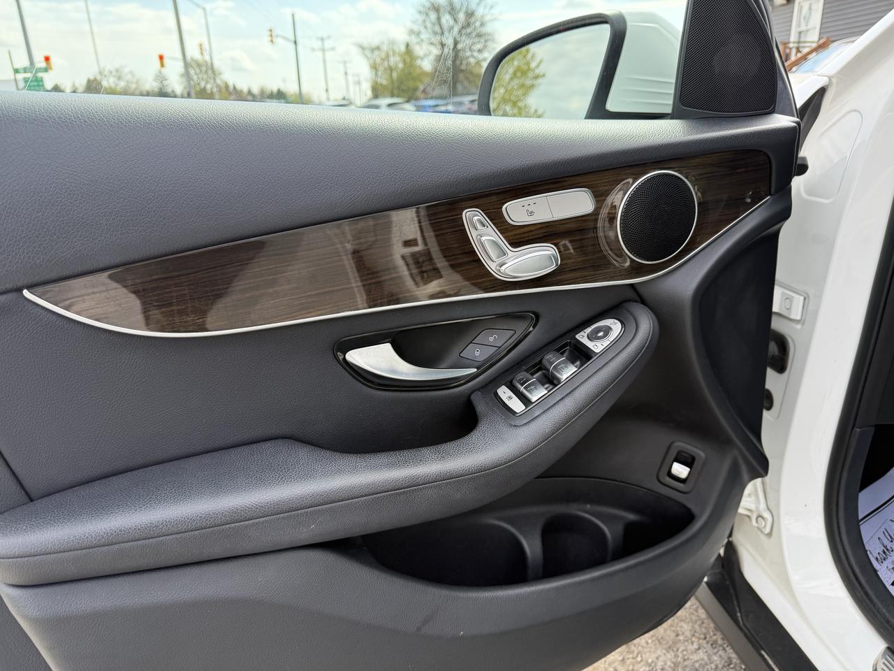 2019 Mercedes-Benz GLC-Class GLC 300 Photo